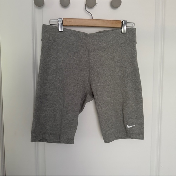Nike Sportswear Essential Bike Shorts size L - Picture 2 of 5